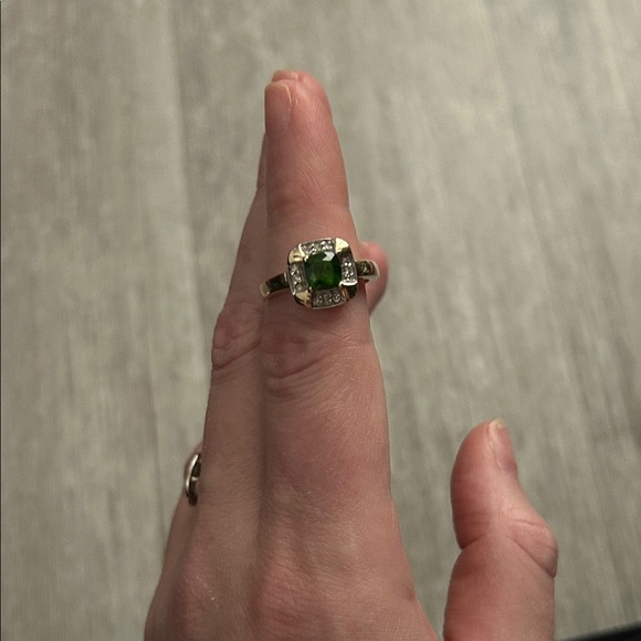 Vintage estate solid 10kt diamond and peridot ring - Picture 3 of 9